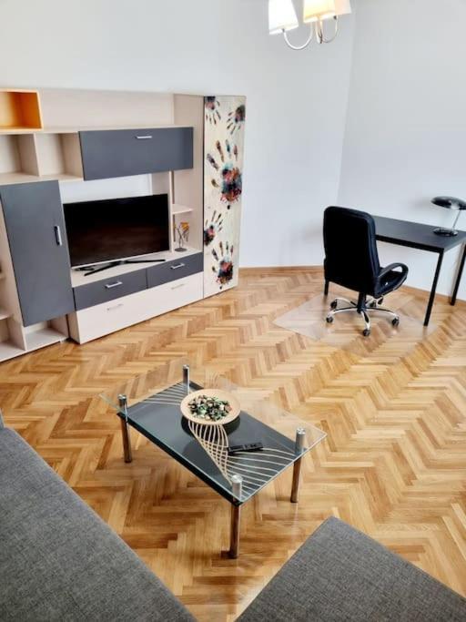 Cozy Near Center Apartment *